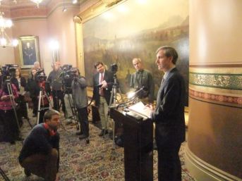 Mahatma and the media in the Cedar Creek Room. VPR's Peter Hirschfeld is crouching stealthily at left. 